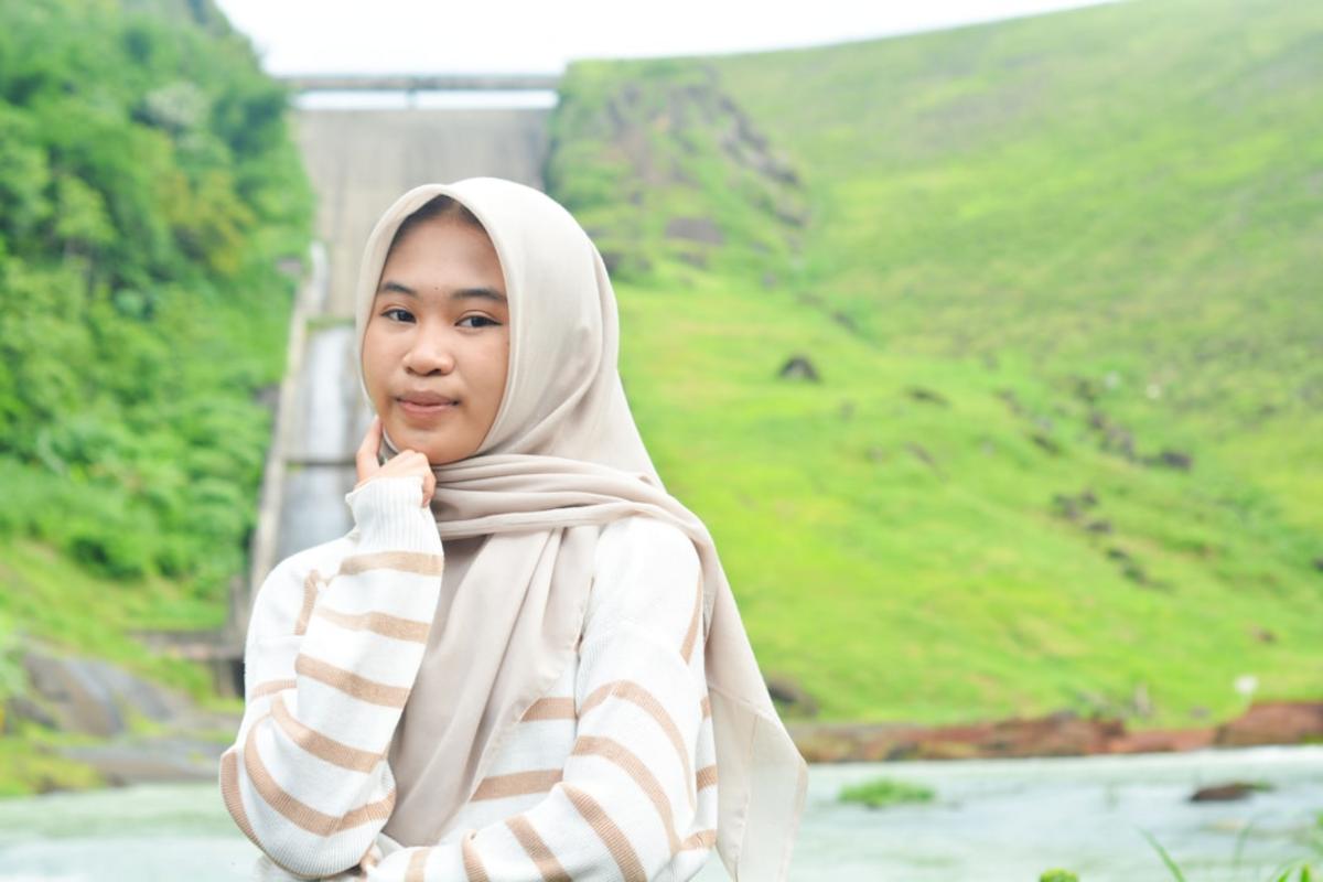 ready-mix plant selection Construction engineers reviewing specifications and selecting a ready-mix plant on-site