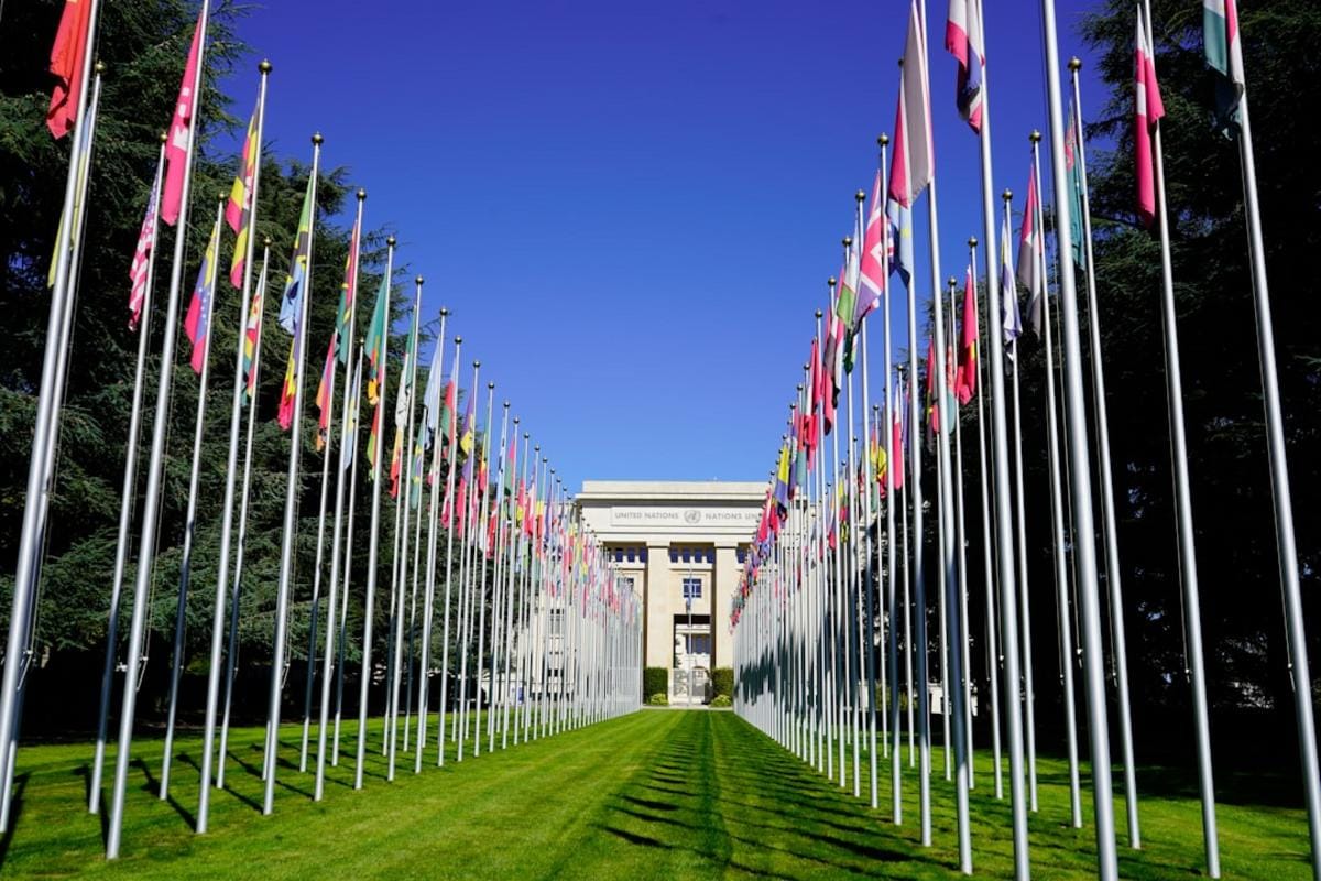 An image of the Italian and US flags side by side with diplomatic officials in conversation.